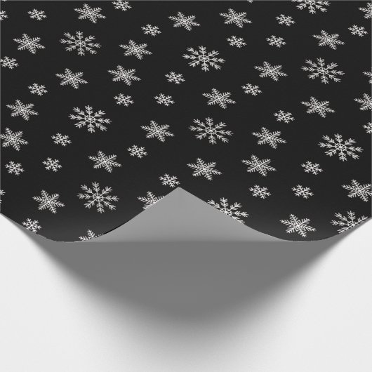 Weihnachtsschneeflocken auf schwarzem Hintergrund Geschenkpapier (Ecke)