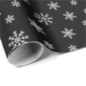 Weihnachtsschneeflocken auf schwarzem Hintergrund Geschenkpapier (Rolleneckpunkt)