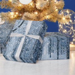 Weihnachtsschneeflocken durch die Bäume, die umhül Geschenkpapier