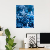 Weihnachtsschneeflocken in blauer Farbe Digitale K Poster (Heimbüro)