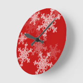 Weihnachtsschneeflocken in Gironrot und Weiß Runde Wanduhr (Winkel)
