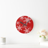 Weihnachtsschneeflocken in Gironrot und Weiß Runde Wanduhr (Zuhause)