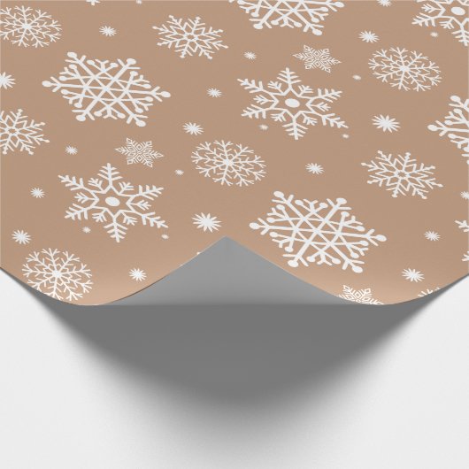 Weihnachtsschneeflocken Pattern Brown Geschenkpapier (Ecke)