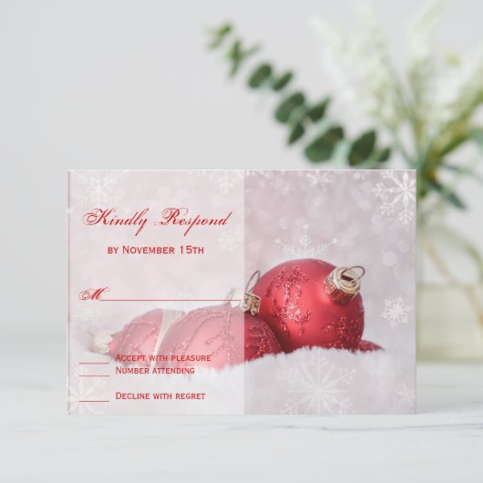 Weihnachtsschneeflocken Red Wedding RSVP Card (Stehend Vorderseite)