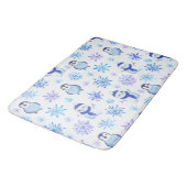 Weihnachtsschneeflocken, Schneemänner und Pinguine Badematte (Schrägansicht)