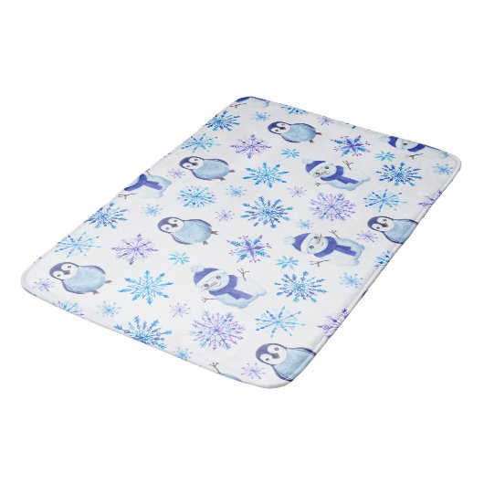 Weihnachtsschneeflocken, Schneemänner und Pinguine Badematte (Schrägansicht)