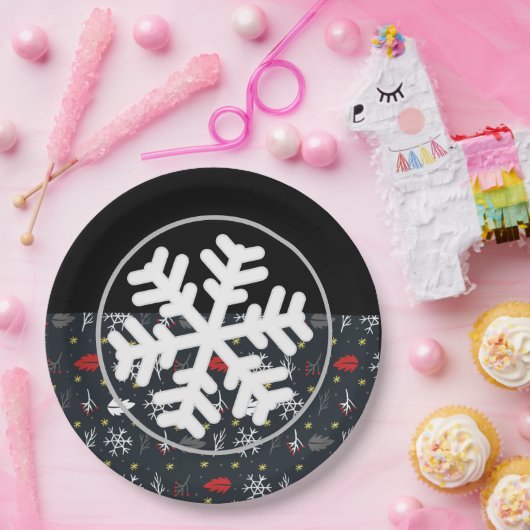 Weihnachtsschneeflocken und Blätter mit schwarzer Pappteller (Party)