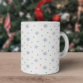 Weihnachtsschneeflocken und Punktmuster Kaffeetasse