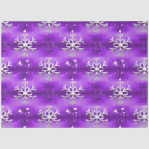 Weihnachtsschneeflocken und Sterne auf Lila