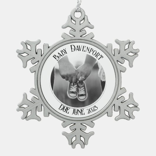 Weihnachtsschwangerschaft-Foto Schneeflocken Zinn-Ornament (Vorderseite)