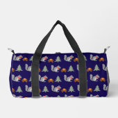 Weihnachtsseichhörnchen Roastnüsse auf Log Fire Duffle Bag (Vorderseite)