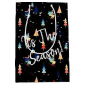 Weihnachtsskifahrer auf schwarzen Schneeflocken Mittlere Geschenktüte (Vorderseite)