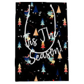 Weihnachtsskifahrer in Schneeflocken auf schwarz-m Mittlere Geschenktüte (Vorderseite)