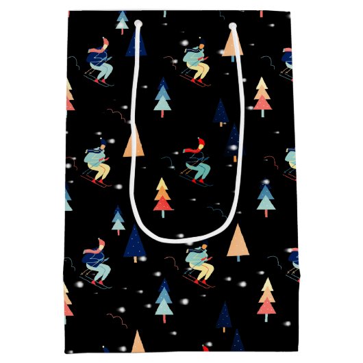 Weihnachtsskifahrer in Schneeflocken auf schwarz-m Mittlere Geschenktüte (Rückseite)