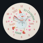 WeihnachtsSnowman umarmt Liebe-Küsse Große Wanduhr<br><div class="desc">Diese Uhr kennzeichnet einen niedlichen glückliches Weihnachtssnowman.</div>