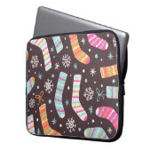 Weihnachtssocken und Schneeflocken: Vintages Muste Laptopschutzhülle (Vorderseite Links)