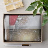 Weihnachtsstall mit Sonnenlicht durch Bäume ströme Seidenpapier (Geschenk)