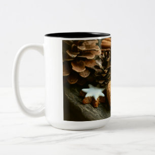 Weihnachtsstangen und Sterne Zweifarbige Tasse