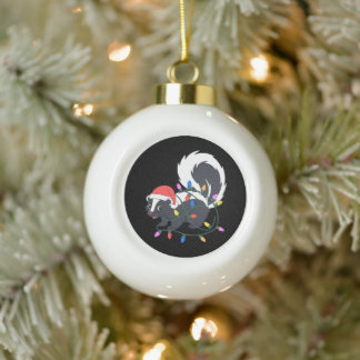 Weihnachtsstinktier Weihnachtsmannmütze verheddert Keramik Kugel-Ornament