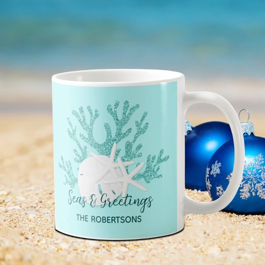 Weihnachtsstrand an der Küste und Grüße Kaffeetasse