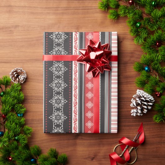 Weihnachtsstreifen mit Schneeflocken Geschenkpapier (Feiertagsgeschenk)