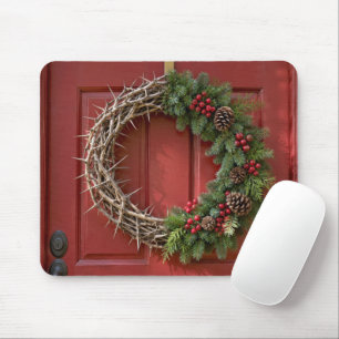 Weihnachtstanne und Dornen-Kranz an roter Tür Mousepad