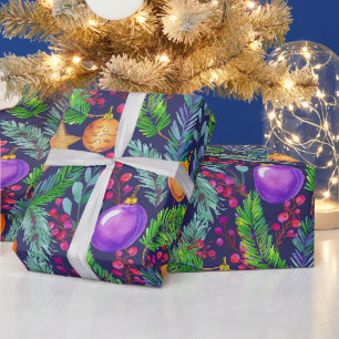 Weihnachtstanne und Ornamente violettes Muster Geschenkpapier