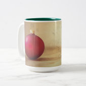 Weihnachtsthema mit Weihnachtsball Zweifarbige Tasse (Vorderseite Links)