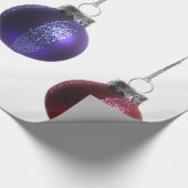 Weihnachtsverzierungen im aquamarinen lila roten geschenkpapier (Ecke)