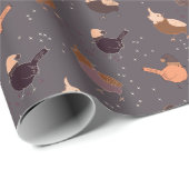 Weihnachtsvögel mit Hüten, Sternen, Beeren auf Gra Geschenkpapier (Rolleneckpunkt)