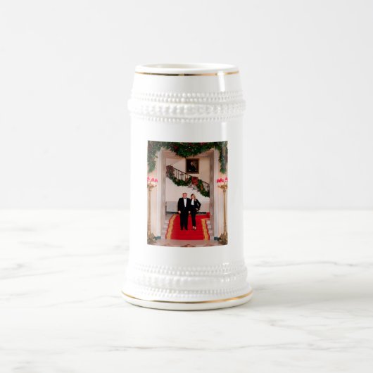 Weihnachtsvorbereitungen von Präsident Donald Trum Bierglas (Mittel)