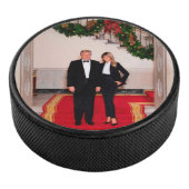 Weihnachtsvorbereitungen von Präsident Donald Trum Eishockey Puck (3/4)
