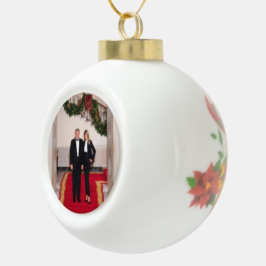 Weihnachtsvorbereitungen von Präsident Donald Trum Keramik Kugel-Ornament (Rechts)