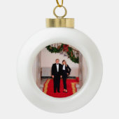 Weihnachtsvorbereitungen von Präsident Donald Trum Keramik Kugel-Ornament (Vorderseite)