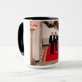Weihnachtsvorbereitungen von Präsident Donald Trum Tasse (Vorderseite Links)