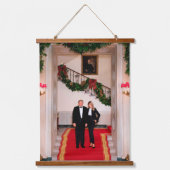 Weihnachtsvorbereitungen von Präsident Donald Trum Wandteppich Mit Holzrahmen (Vorderseite)
