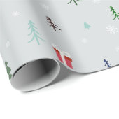 Weihnachtswald mit Geschenken und Bäumen und Schne Geschenkpapier (Rolleneckpunkt)