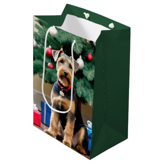 Weihnachtswalisische Terrier am Baum Mittlere Geschenktüte (Vorderseite Schrägansicht)