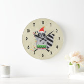 WeihnachtsWaschbär, der Feiertags-Lichter hält Große Wanduhr (Zuhause)