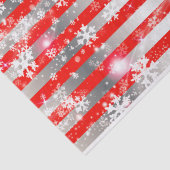 Weihnachtsweiße Schneeflocken auf roten und silber Seidenpapier (Ausschnitt)