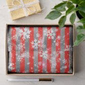 Weihnachtsweiße Schneeflocken auf roten und silber Seidenpapier (Geschenk)