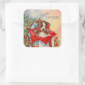 Weihnachtswelpe in Gegenwart Quadratischer Aufkleber (Tasche)