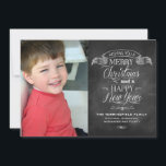 Weihnachtswünsche im Chalkboard Feiertagskarte<br><div class="desc">Auf dieser einzigartigen Weihnachts- und Neujahrskarte im Chalkboard-Stil werden Feiertagsgrüße angezeigt. Typografie, die wie Kreide auf einer Tafel aussehen soll, wird unter einem Banner angeordnet, um Ihr Bestes zu senden. Passen Sie mit Ihren eigenen Namen oder Nachrichten an. Fügen Sie Ihr Foto dem links hinzu. Verfügbar mit passenden Produkten. com...</div>