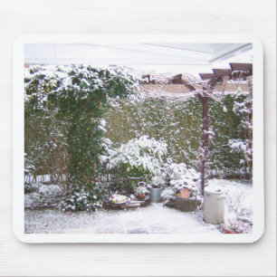 Weihnachtszeit, Schnee im Garten Mousepad
