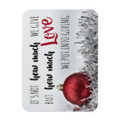 Weihnachtszitat mit rotem Ornament Magnet (Vertikal)