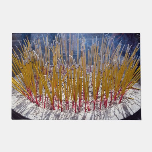 Weihrauch in einem Tempel - Zhongdian, Yunnan, Chi Fußmatte (Vorderseite)