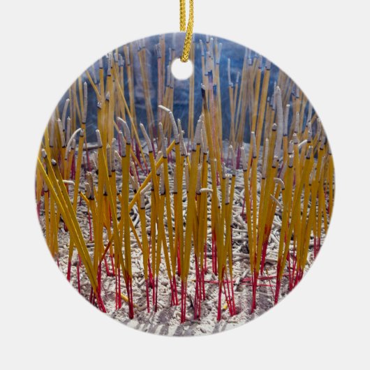 Weihrauch in einem Tempel - Zhongdian, Yunnan, Chi Keramik Ornament (Vorne)