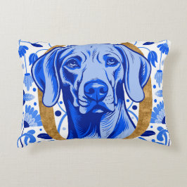Weimaraner, der durch den Buchstaben "O" in Gold s Dekokissen