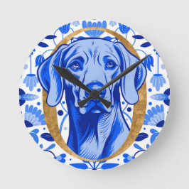 Weimaraner, der durch den Buchstaben "O" in Gold s Runde Wanduhr