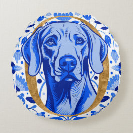 Weimaraner, der durch den Buchstaben "O" in Gold s Rundes Kissen